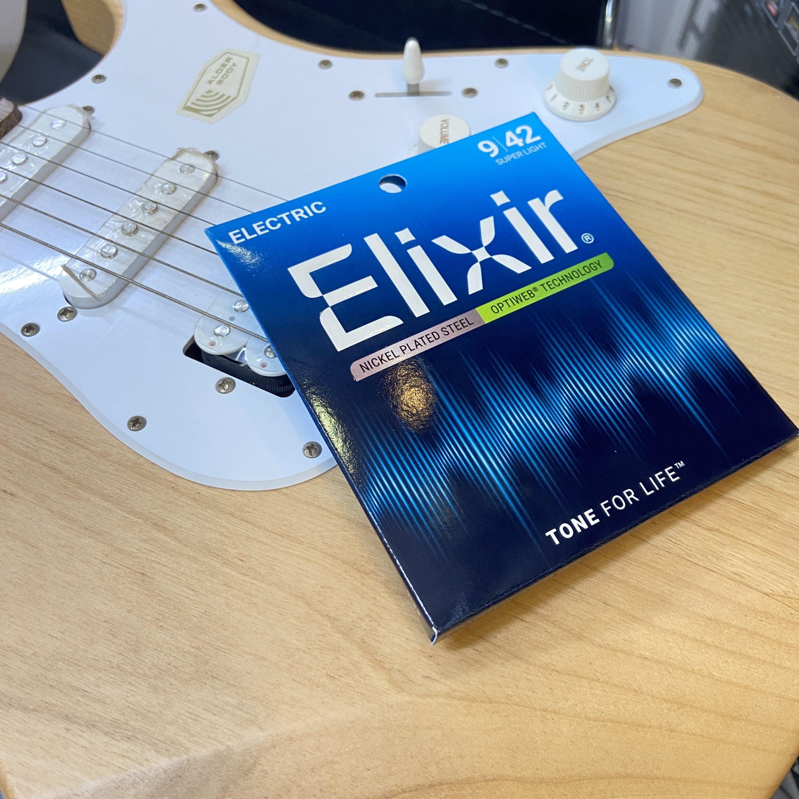 Bộ Dây Đàn Guitar Điện Elixir 19002 ( 9-42 ) - Optiweb Coated Nickel Plated String