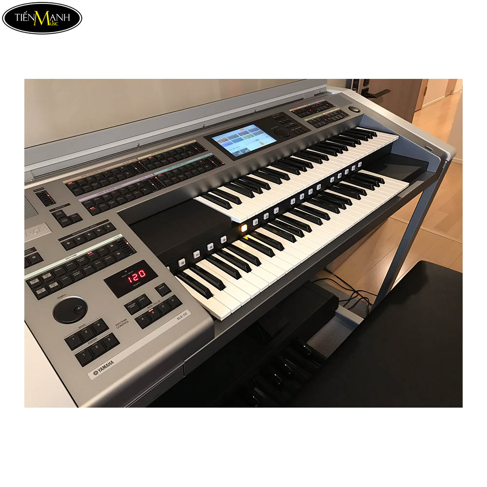 Thiết kế năng động của Electone Yamaha STAGEA ELS02C đảm bảo người chơi có thể kiểm soát bàn đạp từ mọi hướng