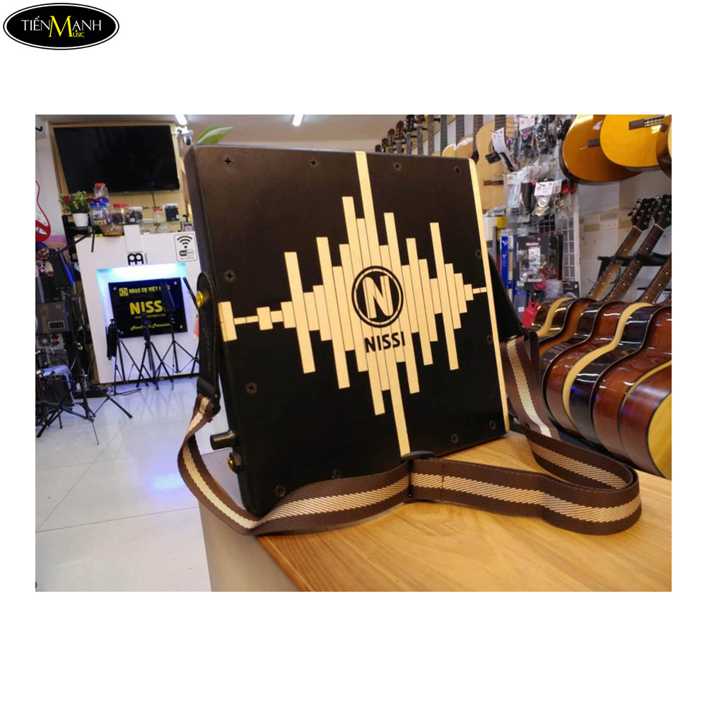 Thiết kế trống Cajon Nissi Ctravel CJTRV-P1050BK nhỏ gọn với dây đeo di động tiện xách theo mọi lúc mọi nơi